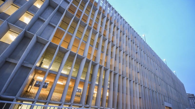 Extravaganter Fertigteilbau: Parkhaus des Landeskrankenhaus Salzburg