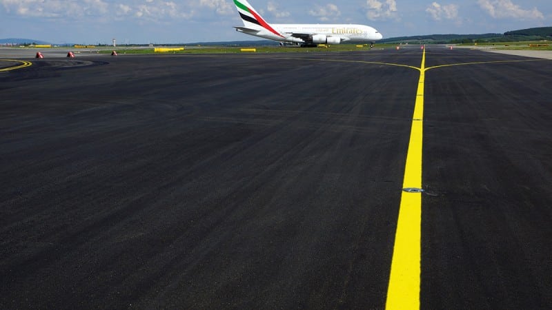 Flughafen Wien-Schwechat: Landebahn mit Flugzeug