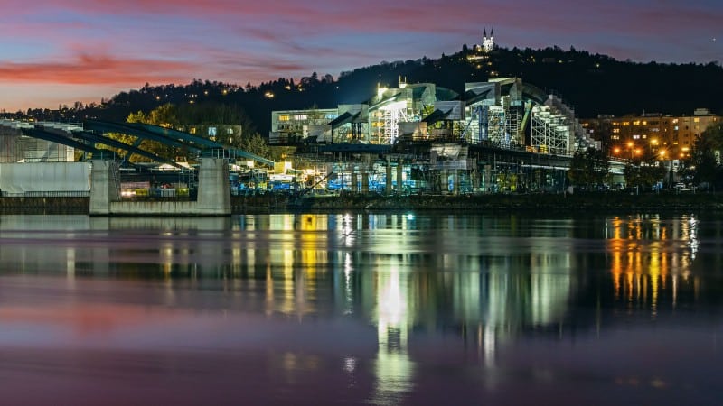 New Danube Bridge in Linz under construction at night © Gregor Hartl