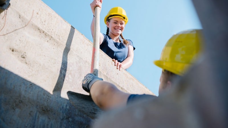 Lehre bei HABAU: Junge Frau mit Bauhelm bei der Arbeit auf der Baustelle