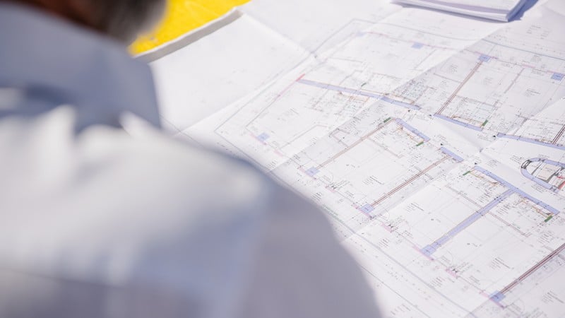 Bachelor of Engineering in the HABAU GROUP © Joel Kernasenko View of a construction plan on the table