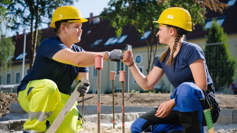 Lehrlinge in der HABAU GROUP © Joel Kernasenko Lehre: Zwei jugendliche Lehrlinge mit Bauhelmen bei der Arbeit