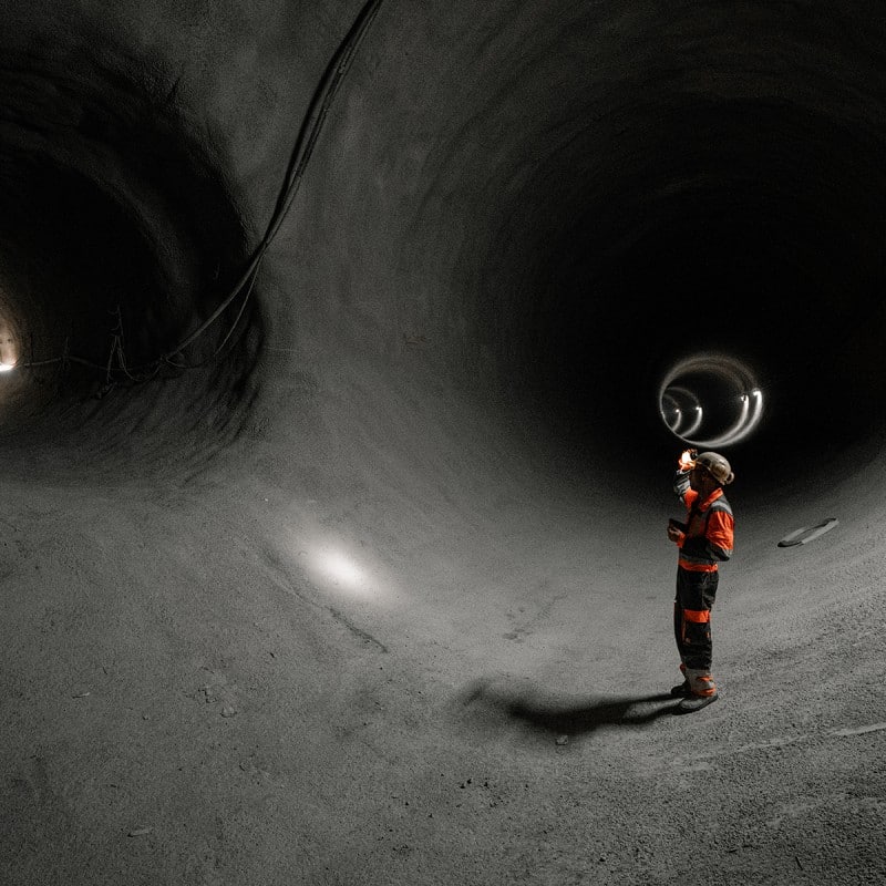Bauarbeiter in unterirdischem Tunnel
