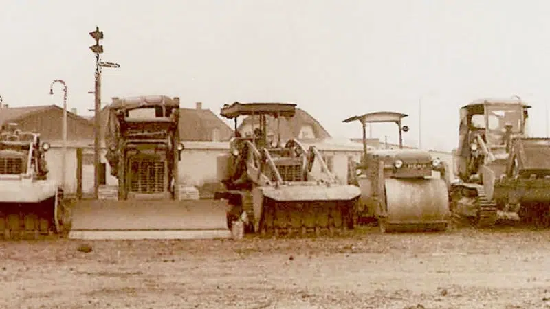 Historical photo of the first HABAU construction machines in the 1950s