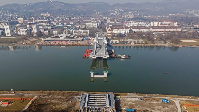 Neue Donaubrücke Linz - 24.2.2021 - Einschwimmen des ersten Brückenteils © Gregor Hartl