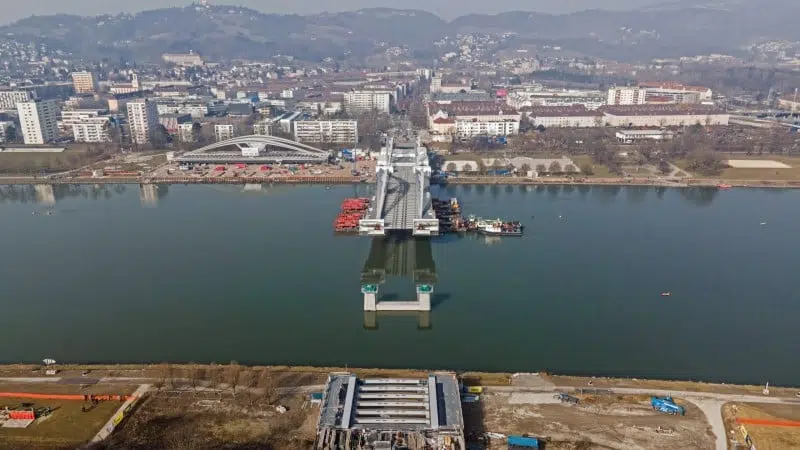 Neue Donaubrücke Linz - 24.2.2021 - Einschwimmen des ersten Brückenteils © Gregor Hartl