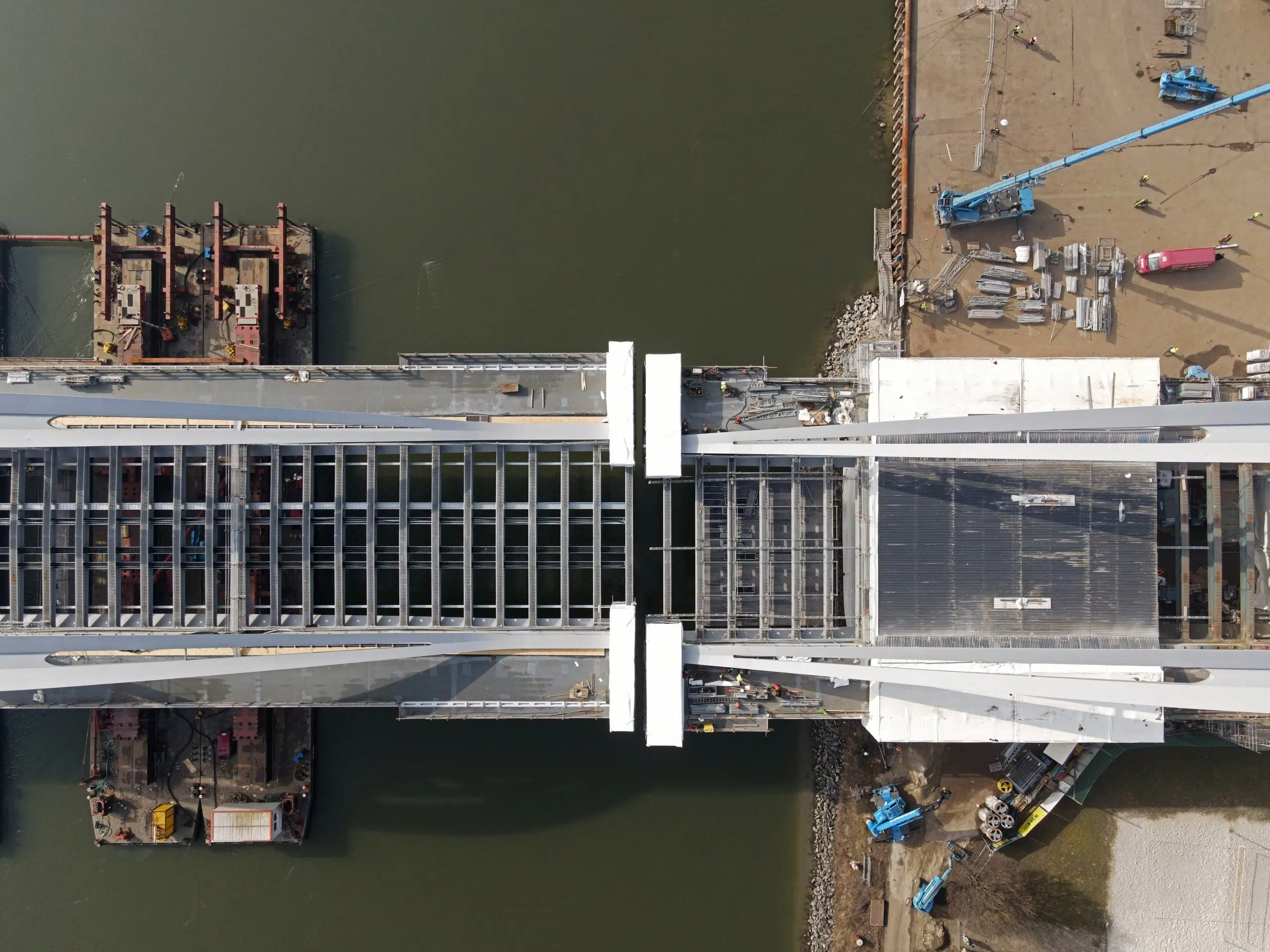 Neue Donaubrücke Linz - 24.2.2021 - Einschwimmen des ersten Brückenteils © Gregor Hartl