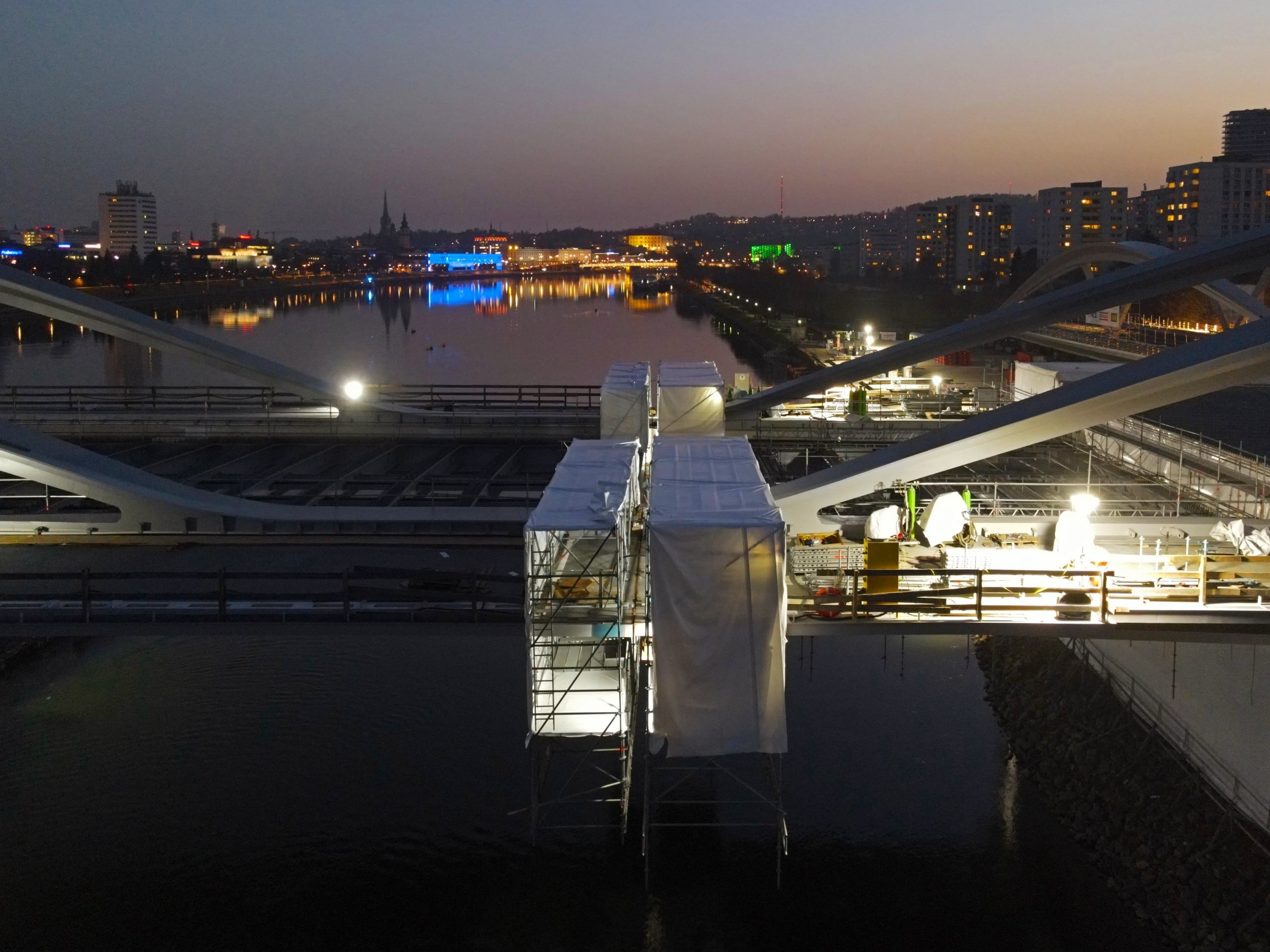 Neue Donaubrücke Linz - 24.2.2021 - Finale Position des ersten Brückenteils © Gregor Hartl