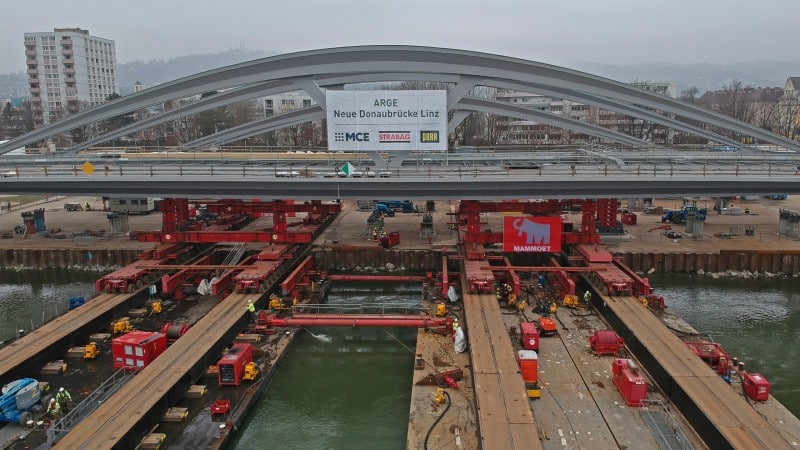 Neue Donaubrücke Linz - 22.2.2021 - MAMMOET ist mit dem Einschwimmen beauftragt © Gregor Hartl