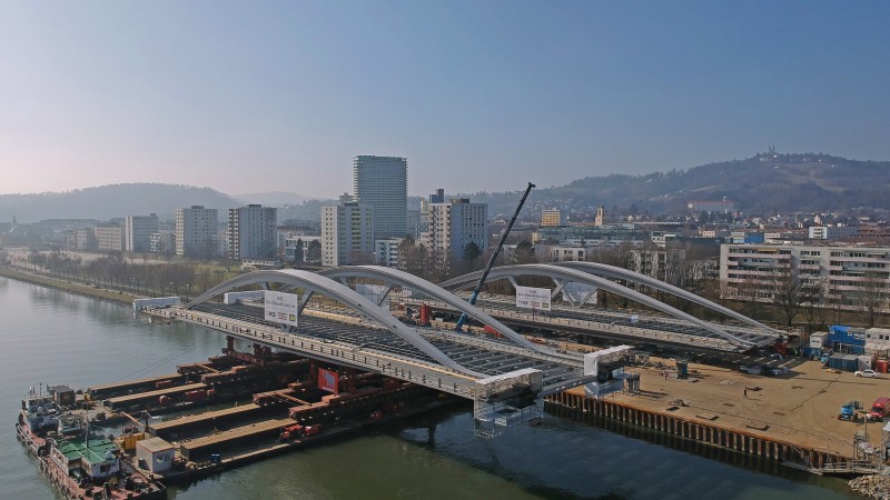 Neue Donaubrücke Linz - 22.2.2021 - bei herrlichem Sonnenschein ist das erste Brückenteil auf dem Wasser © Gregor Hartl