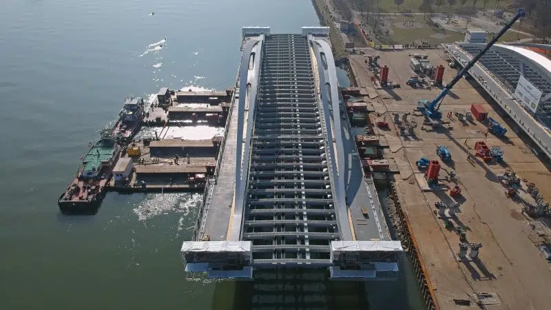 Neue Donaubrücke Linz - 22.2.2021 - bei herrlichem Sonnenschein ist das erste Brückenteil auf dem Wasser - in Position für die Drehung © Gregor Hartl