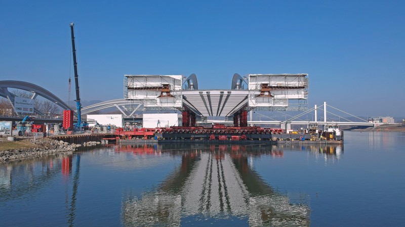 Neue Donaubrücke Linz - 22.2.2021 - bei herrlichem Sonnenschein ist das erste Brückenteil auf dem Wasser - in Position für die Drehung am 23.2.2021 © Gregor Hartl