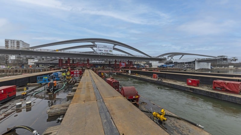 Neue Donaubrücke Linz - 22.2.2021 - das erste Brückenteil wird auf das Wasser bewegt © Gregor Hartl