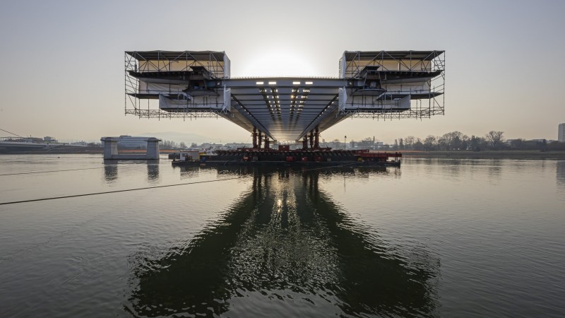 Neue Donaubrücke Linz - 24.2.2021 - Einschwimmen des ersten Brückenteils © Gregor Hartl