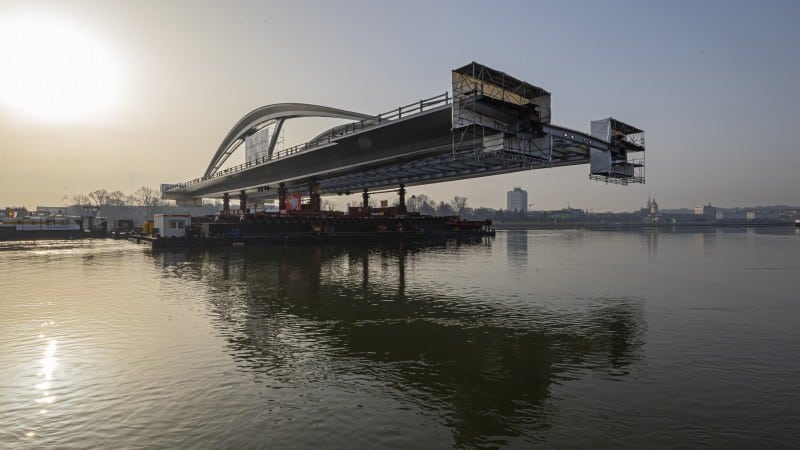 Neue Donaubrücke Linz - 24.2.2021 - Einschwimmen des ersten Brückenteils © Gregor Hartl