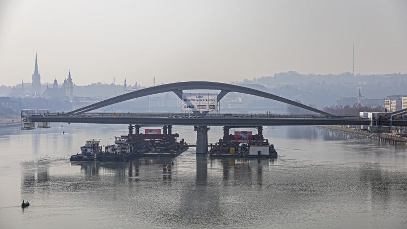 Neue Donaubrücke Linz - 24.2.2021 - Einschwimmen des ersten Brückenteils © Gregor Hartl