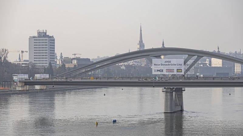 Neue Donaubrücke Linz - 25.2.2021 - Finale Position des ersten Brückenteils © Gregor Hartl