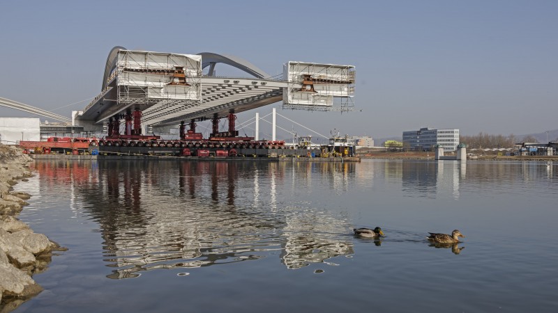 Neue Donaubrücke Linz - 22.2.2021 - bei herrlichem Sonnenschein ist das erste Brückenteil auf dem Wasser - in Position für die Drehung am 23.2.2021 © Gregor Hartl