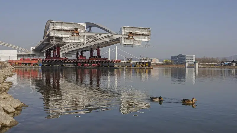 Neue Donaubrücke Linz - 22.2.2021 - bei herrlichem Sonnenschein ist das erste Brückenteil auf dem Wasser - in Position für die Drehung am 23.2.2021 © Gregor Hartl
