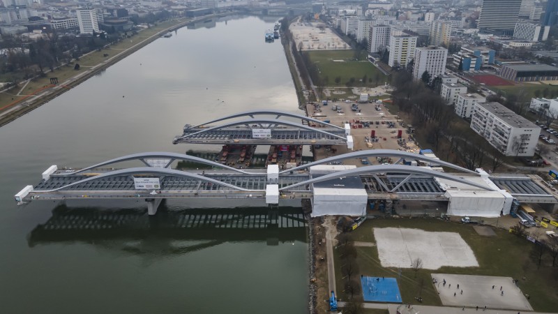 Neue Donaubrücke Linz - 03.03.2021 - Brückenbogen Zwei ist bereit zum Einschwimmen © Gregor Hartl