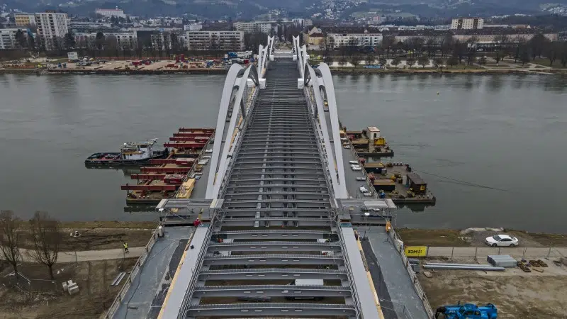Neue Donaubrücke Linz - 04.03.2021 - Brückenbogen Zwei ist eingeschwommen © Gregor Hartl