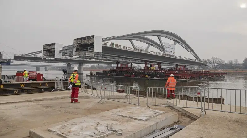 Neue Donaubrücke Linz - 04.03.2021 - Brückenbogen Zwei wird eingeschwommen © Gregor Hartl