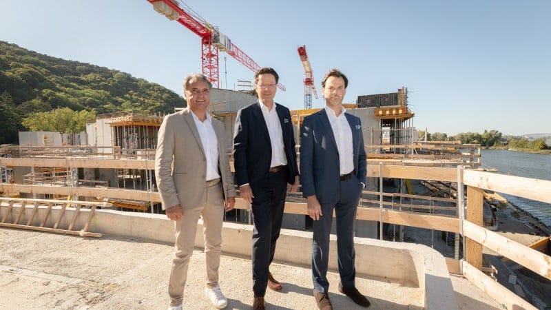 Dachgleiche The Shore. V. l. n. r.: Thomas Reicher (Geschäftsbereichsleitung HABAU, Hochbau Ost), Hubert Wetschnig (CEO HABAU GROUP), Maxim Zhiganov (CEO WK Development). © Zeiger Marketing