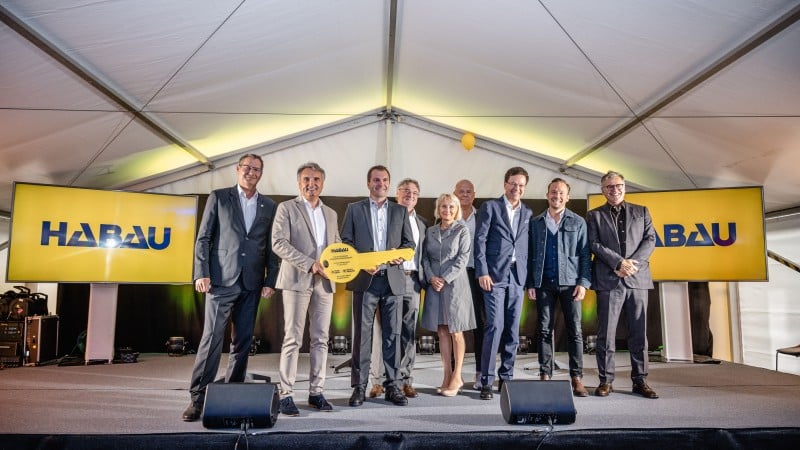 HELD & FRANCKE Standorteröffnung Strebersdorf. V.l.n.r.: Georg Papai, Bezirksvorsteher Floridsdorf; Thomas Reicher, techn. Geschäftsführer KARL SEIDL; Jürgen Waidbacher, Geschäftsbereichsleitung HELD & FRANCKE; Johann Knöll, techn. Geschäftsführer HELD & FRANCKE; Georgine Heindl, Gesellschafterin; Peter Rumpler, Stellvertretender Aufsichtsrats-Vorsitzender; Hubert Wetschnig, CEO HABAU GROUP; Franz Valentin Rumpler; Aufsichtsrat; Peter Halatschek, Gesellschafter. ©MW-ARCHITEKTURFOTOGRAFIE