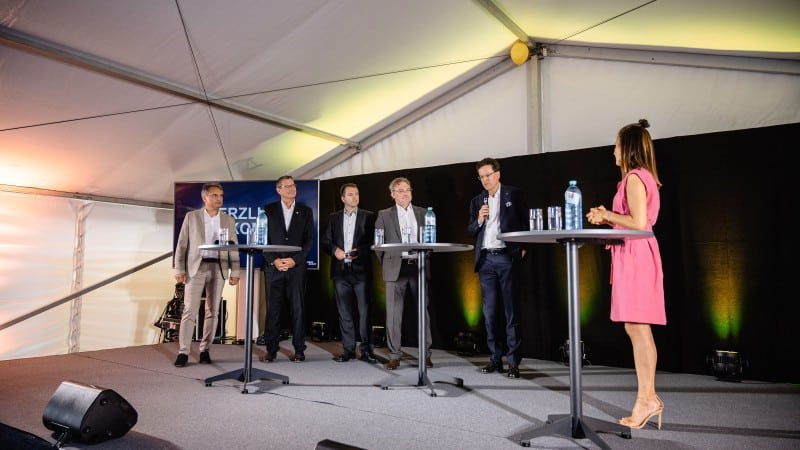 HELD & FRANCKE location opening Strebersdorf. Left to right: Thomas Reicher, technical direc-tor KARL SEIDL; Georg Papai, district representative Floridsdorf; Jürgen Waidbacher, depart-ment head HELD & FRANCKE; Johann Knöll, technical director HELD & FRANCKE; Hubert Wetschnig, CEO HABAU GROUP; Barbara Fleißner, host. ©MW-ARCHITEKTURFOTOGRAFIE