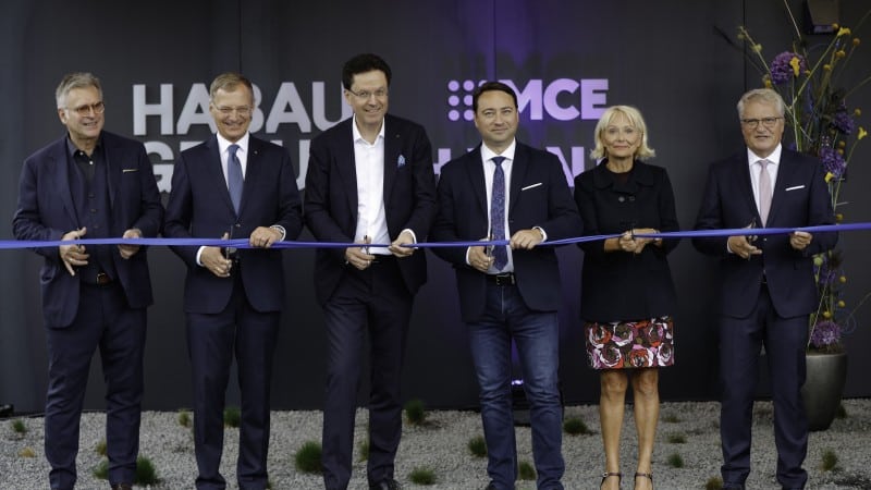 HAB25 opening in Linz from left to right: Peter Halatschek, shareholder; Thomas Stelzer, state governor of Upper Austria; Hubert Wetschnig, CEO HABAU GROUP; Manfred Haimbuchner, deputy state governor of Upper Austria; Georgine Heindl, shareholder; Klaus Luger, mayor of Linz. ©Stephan Wyckoff/HABAU GROUP