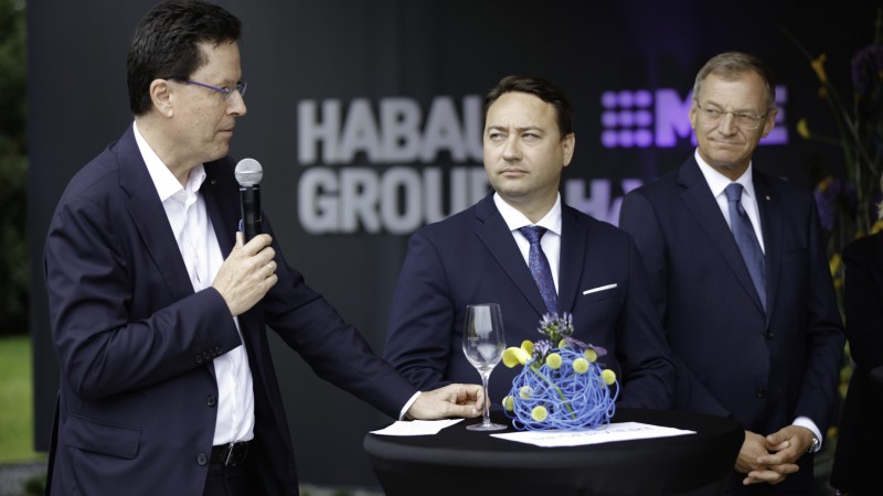 Round table opening of HAB25 in Linz from left to right: Hubert Wetschnig, CEO HABAU GROUP; Manfred Haimbuchner, deputy state governor of Upper Austria; Thomas Stelzer, state governor of Upper Austria. ©Stephan Wyckoff/HABAU GROUP