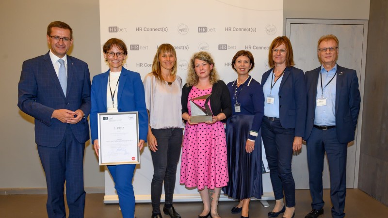 HABAU GROUP erster Platz beim HRbert Preis in der Kategorie „Nachhaltiges Personalmanagement“ V.l.n.r.: Markus Achleitner (Wirtschaftslandesrat OÖ), Heide Schwarz (Leitung HR HABAU GROUP), Isabella Gusenbauer, Viktoria Frühwirth, Eva Rauch, Roswitha Friedl, Karl Fröschl (HR-Team HABAU GROUP) © Cityfoto.at / Wolfgang Simlinger