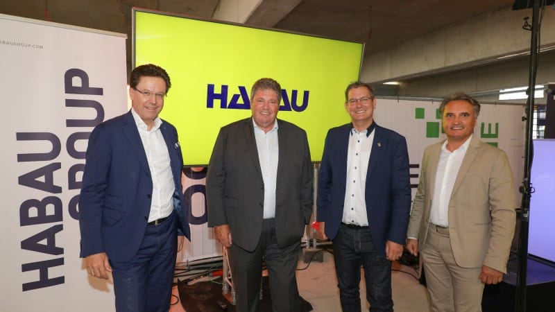 HABAU GROUP: Topping out ceremony Innovation Hub TwentyOne. Left to right: Hubert Wetschnig (CEO HABAU GROUP), Anton Bondi (Director Bondi Consult), Georg Papai (District Representative Vienna Floridsdorf), Thomas Schweiger (Deputy Business Unit Manager HABAU). © Richard Tanzer