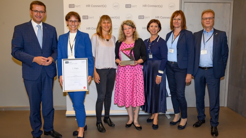 HABAU GROUP wins first place at the HRbert Awards in the category “Sustainable HR Management” From left to right: Markus Achleitner (Upper Austrian Regional Economic Councillor), Heide Schwarz (Head of HR HABAU GROUP), Isabella Gusenbauer, Viktoria Frühwirth, Eva Rauch, Roswitha Friedl, Karl Fröschl (HR Team HABAU GROUP) © Cityfoto.at / Wolfgang Simlinger