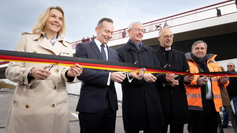 Verkehrsfreigabe Havellandautobahn. V.l.n.r.: Anne Rethmann, Geschäftsführung der Autobahn GmbH des Bundes; Dr. Volker Wissing, Bundesverkehrsminister; Guido Beermann, Verkehrsminister Brandenburg; Dirk Brandenburger, Technischer Geschäftsführer der DEGES; Dr. Thomas Stütze, Havellandautobahn-Geschäftsführer. ©AlbrechtsBesteBilder