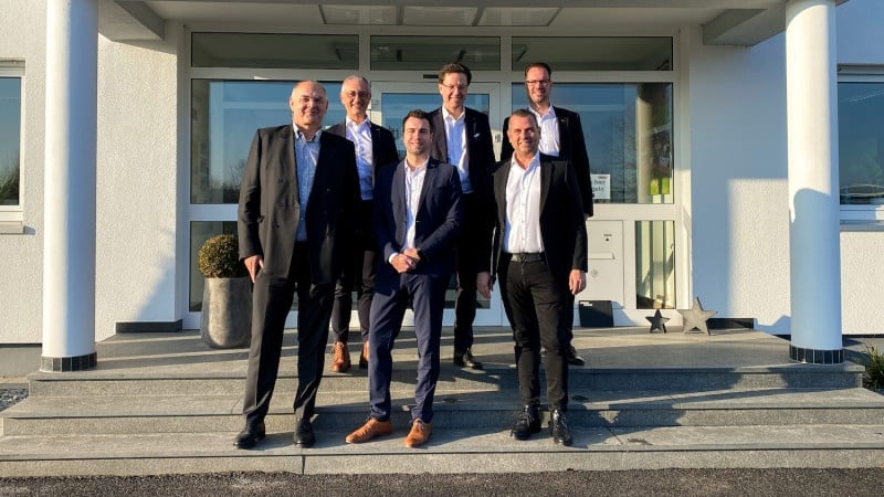 HABAU GROUP übernimmt die deutsche Schick Group. V.l.n.r.: Karl Steinmayr, CFO HABAU GROUP; Edgar Endres, Geschäftsführer Schick Group; Markus Schmitt, Kaufmännischer Leiter Schick Group; Hubert Wetschnig, CEO HABAU GROUP; Anton Schick, Anteilseigner und Geschäftsführer Schick Group; Stefan Falkenberg, Geschäftsführer Schick Group. © Marketing | Schick Group