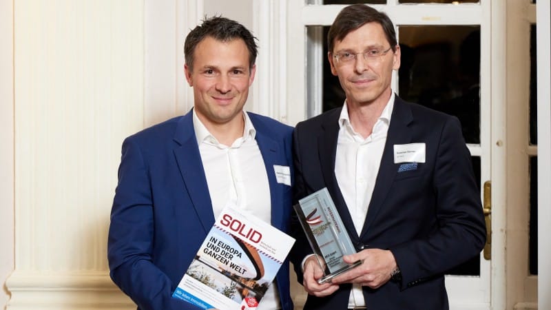 Sascha Grubmüller, Technical Department Head of Bridge Construction at MCE and Günther Dorrer, Managing Director of MCE with the 2023 SOLID Bautech Award in the International category. © Thomas Topf
