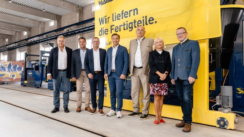 Opening hollow core slab production hall Perg. Left to right: Peter Halatschek, HABAU GROUP shareholder; Anton Froschauer, mayor of Perg; Manfred Karl, Department Head of HABAU GROUP prefab construction; Hans Knauß, former Alpine ski racer and HABAU GROUP ambas-sador; Karl Steinmayr, CFO HABAU GROUP; Georgine Rumpler-Heindl, HABAU GROUP shareholder; Werner Kreisl, district governor of Perg © MW-Architekturfotografie/HABAU GROUP