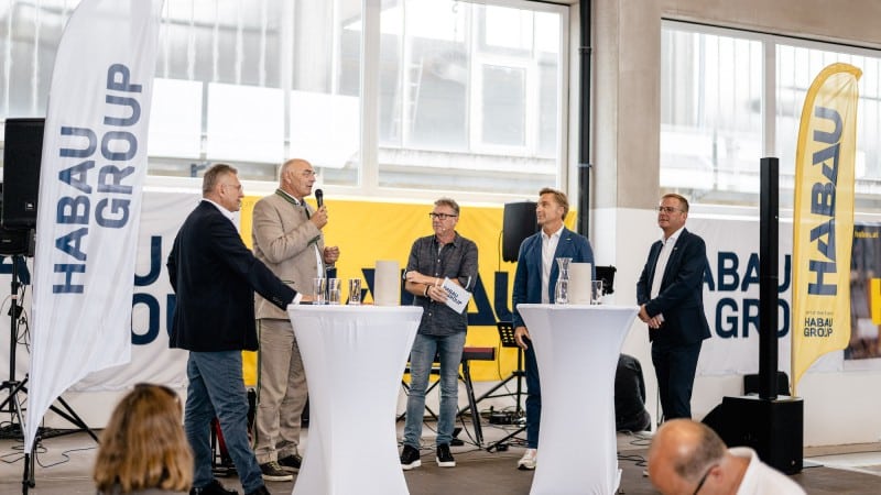 Round table opening hollow core slab production hall Perg. Left to right: Peter Halatschek, HABAU GROUP shareholder; Karl Steinmayr, CFO HABAU GROUP; Mario Sacher, moderator; Hans Knauß, former Alpine ski racer and HABAU GROUP ambassador; Manfred Karl, Department Head of HABAU GROUP prefab construction © MW-Architekturfotografie/HABAU GROUP