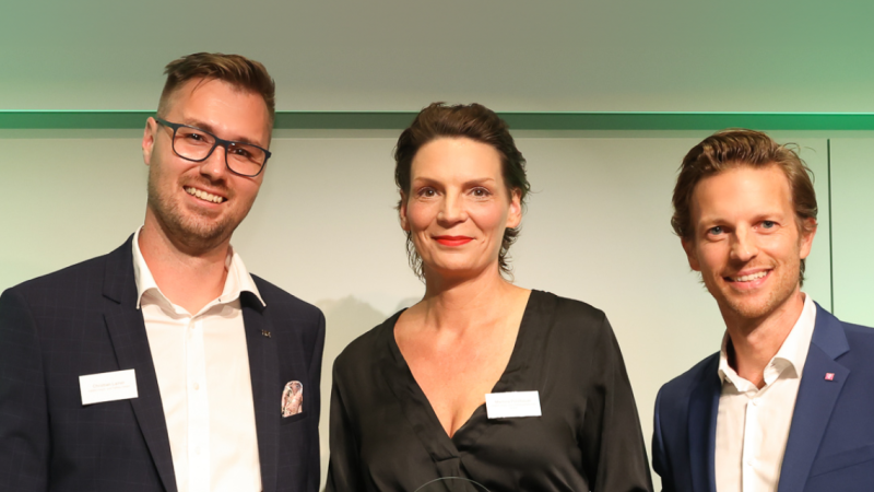 Christian Lainer (Leitung Facility Management / HABAU) und Martina Pölzlbauer (Leitung Marketing HABAU GROUP) nehmen stellvertretend für das Bau- und Planungsteam des HAB25 den OOTY 2023 Award von Sascha Krammer (Magenta Business) entgegen. (c) Katharina Schiffl