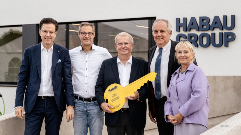 HABAU GROUP eröffnet neuen HABAU Standort in Auersthal. V.l.n.r. Hubert Wetschnig, CEO HABAU GROUP; Michael Mayer-Schütz, CFO HABAU GROUP; Harald Dragan, Technische Geschäftsbereichsleitung Tiefbau & Pipelinebau HABAU; Erich Hofer, Bürgermeister Auersthal; Georgine Rumpler-Heindl, Gesellschafterin; © MW-Architekturfotografie / HABAU GROUP