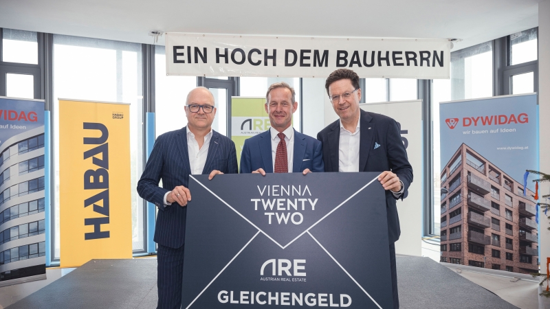Gleichengeldübergabe VIENNA TWENTYTWO. V.l.n.r.: DYWIDAG Geschäftsführer Gerald Höninger, ARE Geschäftsführer Gerald Beck und HABAU Geschäftsführer Hubert Wetschnig © Markus Schieder