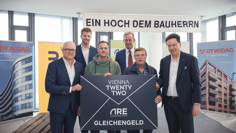 Gleichengeldübergabe VIENNA TWENTYTWO. V.l.n.r.: DYWIDAG Geschäftsführer Gerald Höninger, Vizepolier Manuel Klvana, ARE Geschäftsführer Gerald Beck, Polier Herbert Hochstöger und HABAU Geschäftsführer Hubert Wetschnig © Markus Schieder