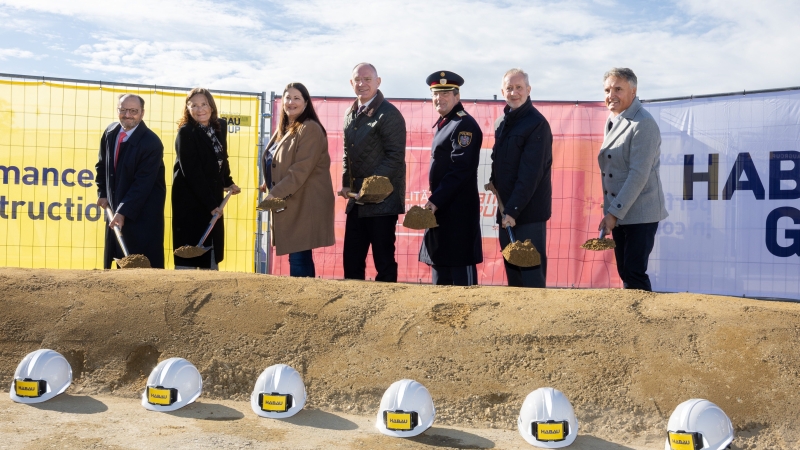V.l.n.r. KR Prof. Burkhard W.R. Ernst (Geschäftsführer RAINER Gruppe), KR Gabriela Lemberger (Geschäftsführerin RAINER Gruppe), Kathrin Gaál (Wiener Vizebürgermeisterin und amtsführende Stadträtin für Wohnen, Wohnbau, Stadterneuerung und Frauen), Mag. Gerhard Karner (Bundesminister für Inneres), Mag. Dr. Gerhard Pürstl (Landespolizeipräsident der Landespolizeidirektion Wien), Norbert Arbesleitner (Prokurist & Leiter Direktion Wien-Niederösterreich-Burgenland bei BKS Bank), Prok. Bmstr. Thomas Reicher (Geschäftsbereichsleitung Hochbau Ost HABAU GROUP) ©Anna Rauchenberger