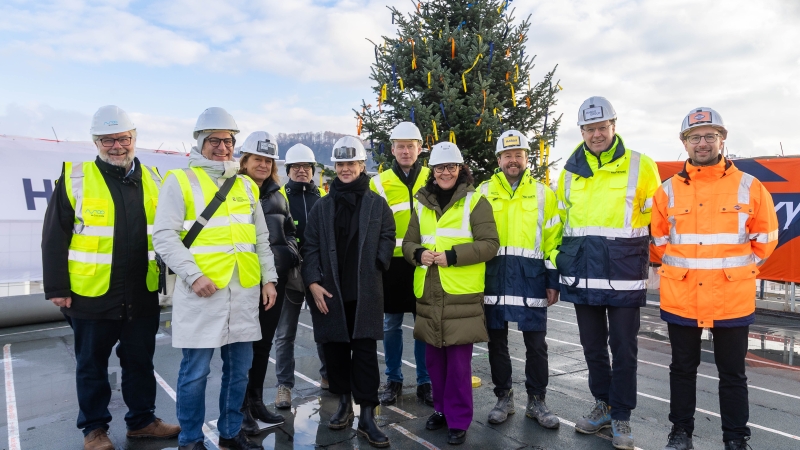 v.l.n.r.: Karl Friedl (Projektsteuerung und Funktionsplanung MOOCON), Daniel Burtscher (Landesbaudirektor), Marianne Durig (Burtscher Durig Architekten), Ulrich Burtscher (Burtscher Durig Architekten), Mia Flieher (Projektteam Land Salzburg), Thomas Kerschbaum (Projektteam Land Salzburg), Landesrätin Daniela Gutschi, Thomas Hochreiter (Projektleiter HABAU GROUP), Hubert Wetschnig (CEO HABAU GROUP), Stefan Stadler (Projektleiter Swietelsky AG) © Land Salzburg/Neumayr/Hofer