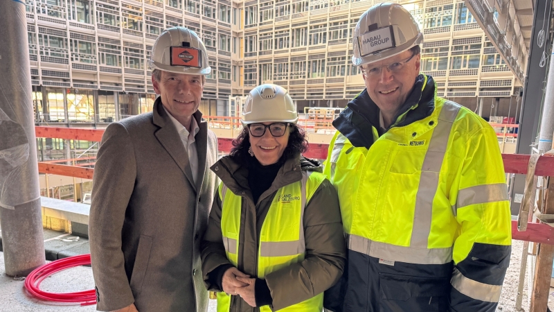 v.l.n.r.: Peter Krammer (CEO Swietelsky AG), Landesrätin Daniela Gutschi, Hubert Wetschnig (CEO HABAU GROUP) © Land Salzburg/Melanie Hutter