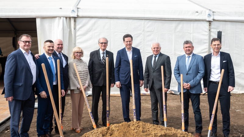 v.l.n.r. Hubert Pleiner, kaufmännischer Geschäftsführer MCE GmbH; Attila Kovács, kaufmännischer Geschäftsführer MCE Nyíregyháza Kft.; Zoltán Szabó, technischer Geschäftsführer MCE Nyíregyháza Kft.; Éva Halkóné, Präsidentin der Wirtschaftlichen und Rechtlichen Kommission der Stadt Nyíregyháza; László Barabás, Honorarkonsul; Hubert Wetschnig, CEO HABAU GROUP; Ferenc Kovács, Bürgermeister Nyíregyháza; Roland Podlovics, Vizebürgermeister Nyíregyháza; Günther Dorrer, Geschäftsführer MCE GmbH © Berencsi Photo
